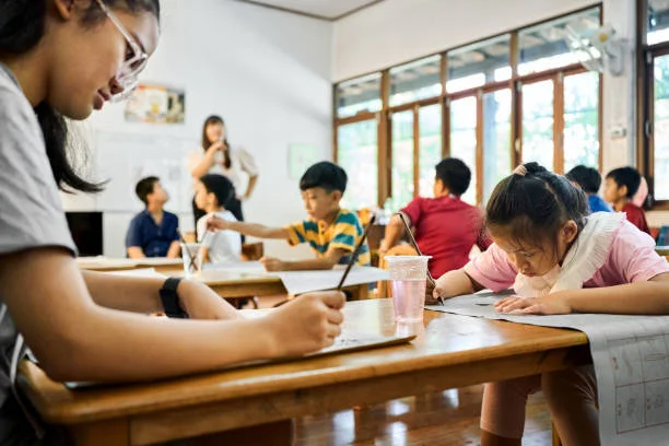Students learning chinese