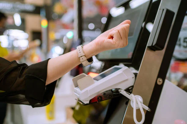 smart watch paying bills 1